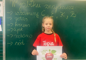 dziewczynka prezentuje informacje nt. właściwości zdrowotnych jabłek